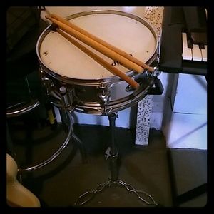 I'm selling a drum with 3 sticks with a cymbal